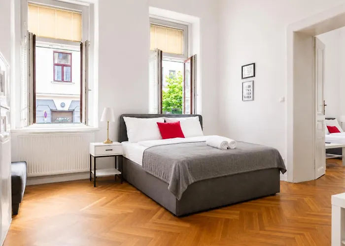 Joyful 4br @ Superb Location Near Akh Hospital شقة *