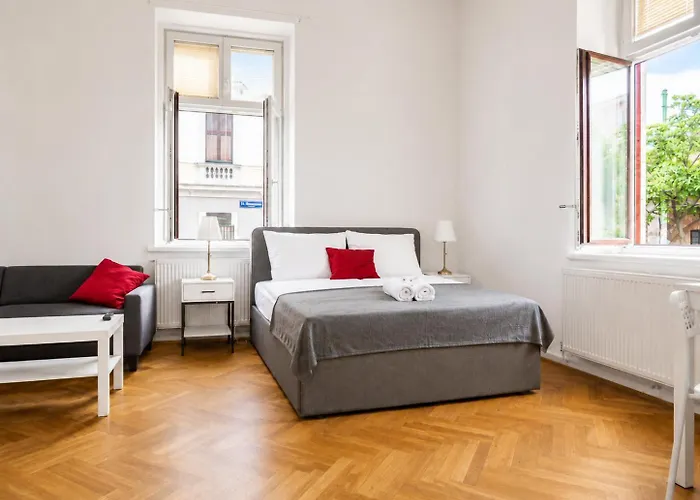 Joyful 4br @ Superb Location Near Akh Hospital شقة فيينا