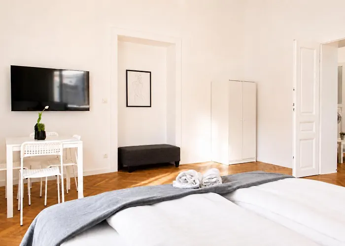 Joyful 4br @ Superb Location Near Akh Hospital
