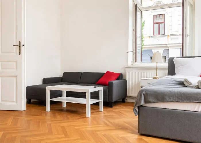 Joyful 4br @ Superb Location Near Akh Hospital شقة *